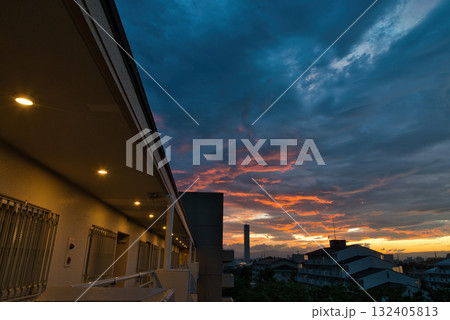 住宅街の中にある夕焼け空 住宅地の夕焼け マンション 公団 照明 公団住宅 夕焼け 夜景 集合住宅 住宅街の中にある夕焼け空 住宅地の夕焼け マンション 公団 照明 公団住宅 夕焼け 夜景 集合住宅 132405813