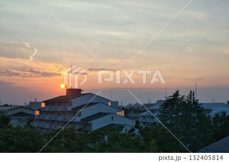 住宅街の中にある夕焼け空 住宅地の夕焼け マンション 公団 照明 公団住宅 夕焼け 夜景 集合住宅 住宅街の中にある夕焼け空 住宅地の夕焼け マンション 公団 照明 公団住宅 夕焼け 夜景 集合住宅 132405814
