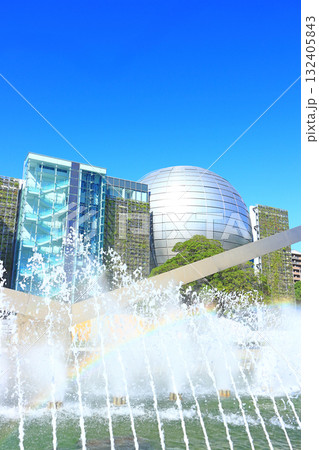 愛知県名古屋市、名古屋市科学館と噴水の風景 132405843