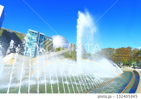 愛知県名古屋市、名古屋市科学館と噴水の風景 132405845
