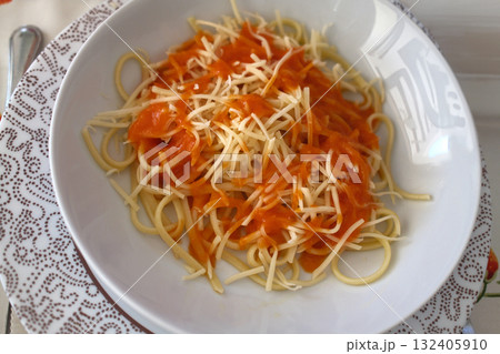 italian spaguetti pasta with nutritional carbohydrates 132405910
