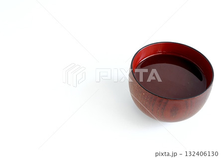 白背景の汁椀に入った具が無いおしるこ 白背景の汁椀に入った具が無いおしるこ 132406130