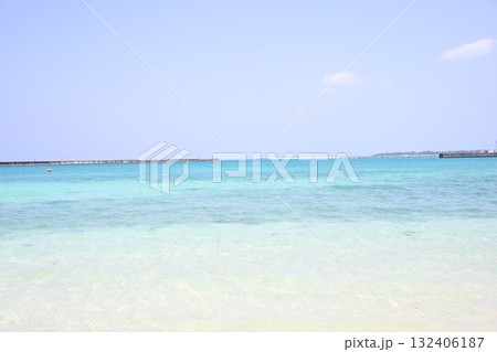宮古島の白い砂浜と青い海 宮古島の白い砂浜と青い海 132406187