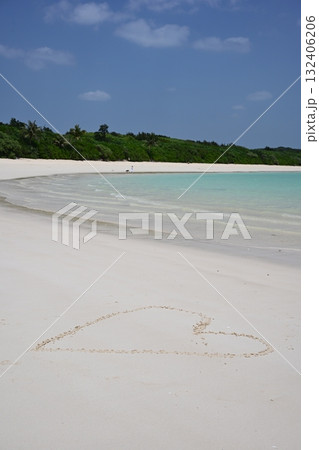 宮古島の青い海と白い砂浜 132406206