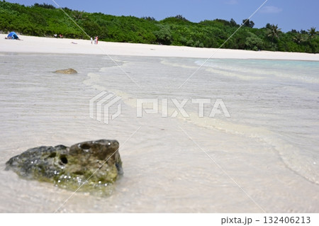 宮古島の青い海と白い砂浜 132406213