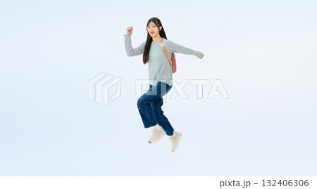 ジャンプする女子学生の全身写真 132406306