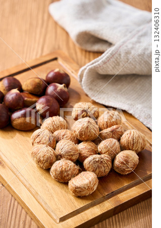 渋皮付きの和栗｜下ごしらえ途中の栗（調理工程・秋の食材） 132406310