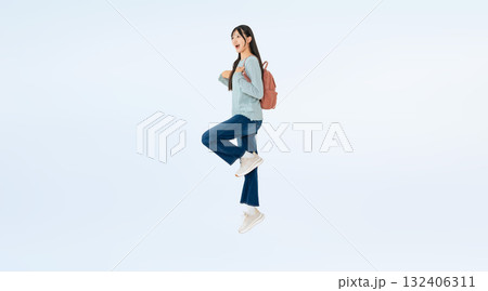 ジャンプする女子学生の全身写真 ジャンプする女子学生の全身写真 132406311