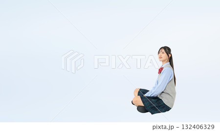 座る制服の女子学生の全身写真 座る制服の女子学生の全身写真 132406329