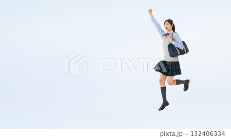 ジャンプする制服の女子学生の全身写真 ジャンプする制服の女子学生の全身写真 132406334