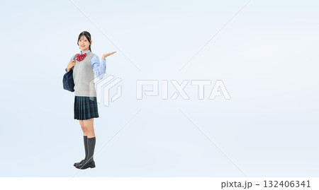 案内する制服の女子学生の全身写真 132406341