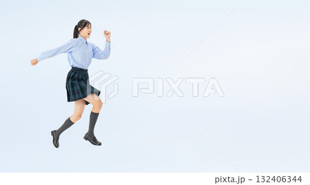ジャンプする制服の女子学生の全身写真 132406344