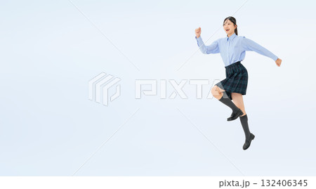 ジャンプする制服の女子学生の全身写真 ジャンプする制服の女子学生の全身写真 132406345