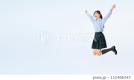 ジャンプする制服の女子学生の全身写真 132406347