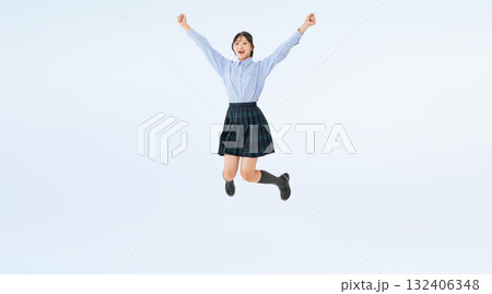 ジャンプする制服の女子学生の全身写真 132406348