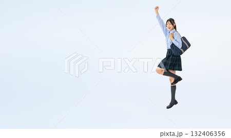 ジャンプする制服の女子学生の全身写真 132406356