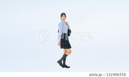 歩く制服の女子学生の全身写真 歩く制服の女子学生の全身写真 132406358