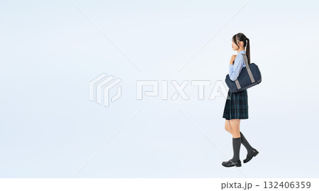 歩く制服の女子学生の全身写真 132406359
