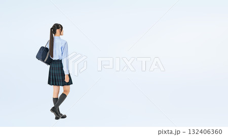 歩く制服の女子学生の後ろ姿の全身写真 歩く制服の女子学生の後ろ姿の全身写真 132406360