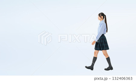 歩く制服の女子学生の全身写真 132406363