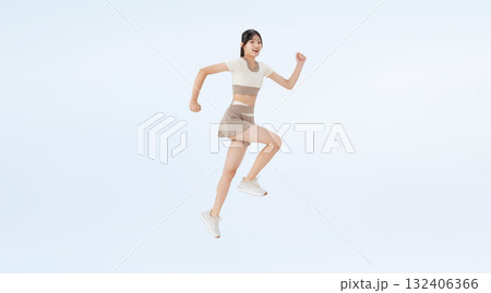 ジャンプするスポーツウェアの女性の全身写真 132406366