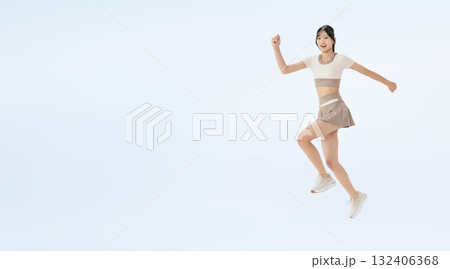 ジャンプするスポーツウェアの女性の全身写真 ジャンプするスポーツウェアの女性の全身写真 132406368