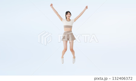 ジャンプするスポーツウェアの女性の全身写真 ジャンプするスポーツウェアの女性の全身写真 132406372
