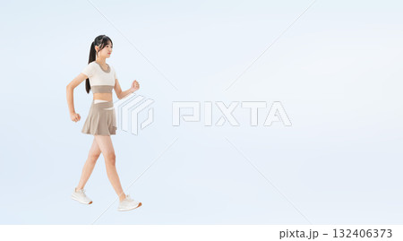 ウォーキングするスポーツウェアの女性の全身写真 132406373