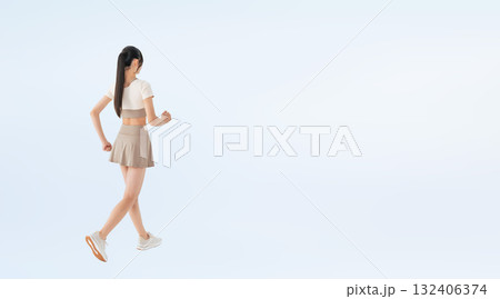 ウォーキングするスポーツウェアの女性の後ろ姿の全身写真 132406374