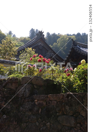 寺院と花のある風景 寺院と花のある風景 132406554