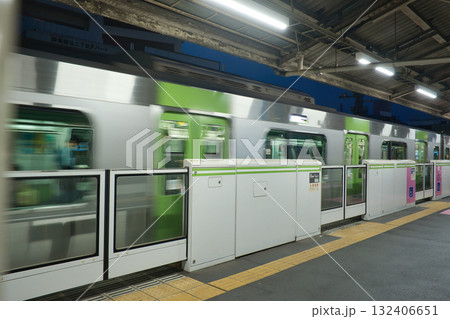 山手線ホームドア　ホームに停車する電車　山手線　 132406651