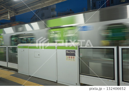 山手線ホームドア　ホームに停車する電車　山手線　 132406652