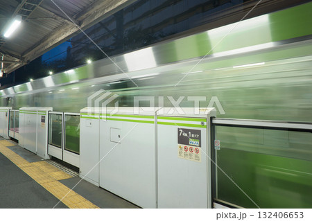 山手線ホームドア　ホームに停車する電車　山手線　 132406653
