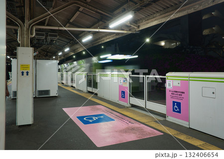 山手線ホームドア ホームに停車する電車 山手線 山手線ホームドア ホームに停車する電車 山手線 132406654