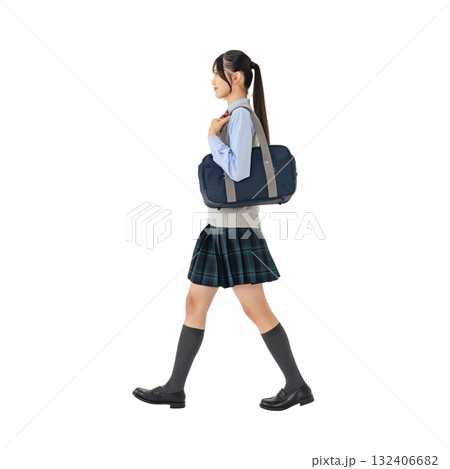 歩く制服の女子学生 手作業で精密に切り抜いた背景透過全身写真PNG 歩く制服の女子学生 手作業で精密に切り抜いた背景透過全身写真PNG 132406682