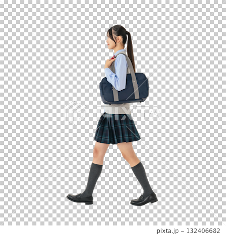 歩く制服の女子学生 手作業で精密に切り抜いた背景透過全身写真PNG 歩く制服の女子学生 手作業で精密に切り抜いた背景透過全身写真PNG 132406682