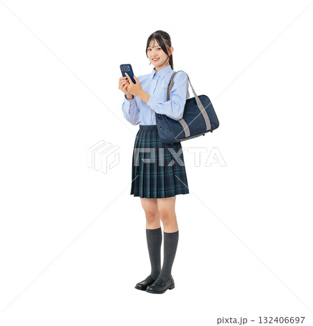 スマホを使う制服の女子学生　手作業で精密に切り抜いた背景透過全身写真PNG 132406697