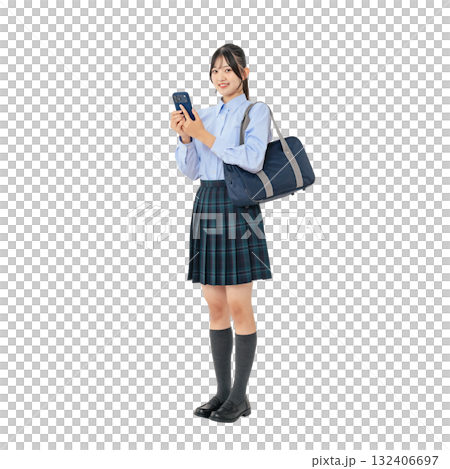 身穿制服的女學生使用智慧型手機 - 全身照片 PNG，透明背景，手工精確裁剪 132406697