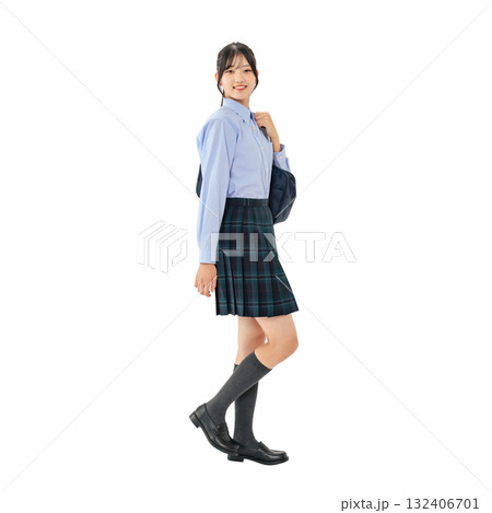 歩く制服の女子学生 手作業で精密に切り抜いた背景透過全身写真PNG 歩く制服の女子学生 手作業で精密に切り抜いた背景透過全身写真PNG 132406701
