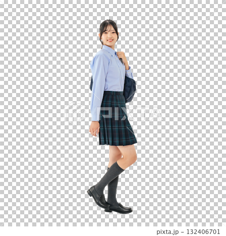 歩く制服の女子学生 手作業で精密に切り抜いた背景透過全身写真PNG 歩く制服の女子学生 手作業で精密に切り抜いた背景透過全身写真PNG 132406701