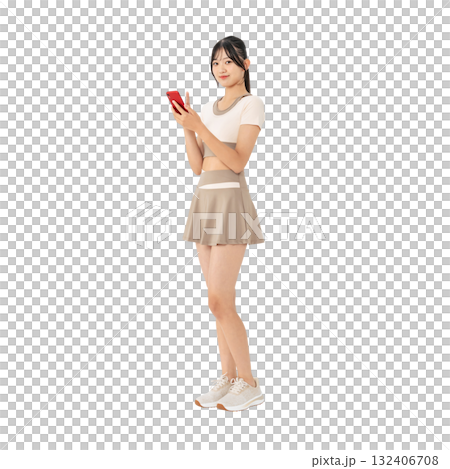 スマホを使うスポーツウェアの女性 手作業で精密に切り抜いた背景透過全身写真PNG スマホを使うスポーツウェアの女性 手作業で精密に切り抜いた背景透過全身写真PNG 132406708