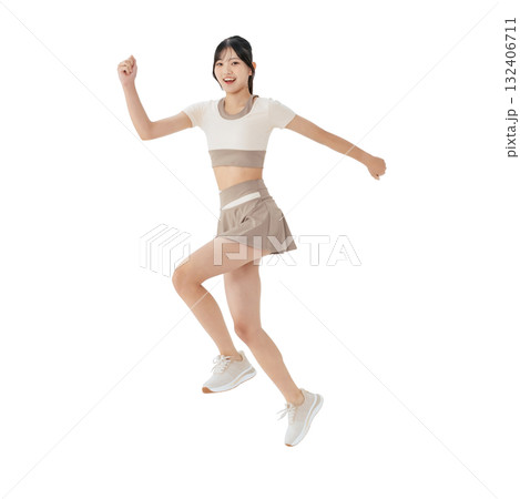 ジャンプするスポーツウェアの女性　手作業で精密に切り抜いた背景透過全身写真PNG 132406711