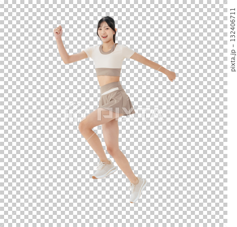 ジャンプするスポーツウェアの女性　手作業で精密に切り抜いた背景透過全身写真PNG 132406711