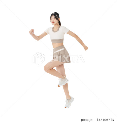 ジャンプするスポーツウェアの女性　手作業で精密に切り抜いた背景透過全身写真PNG 132406713