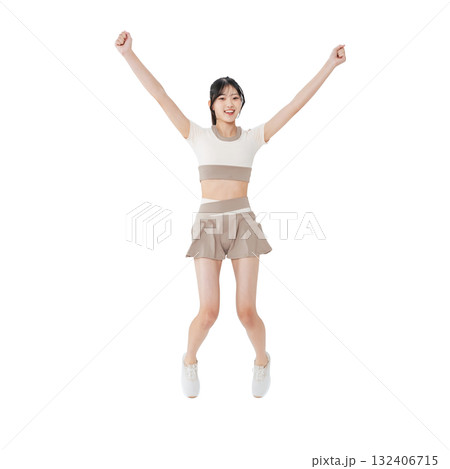 ジャンプするスポーツウェアの女性　手作業で精密に切り抜いた背景透過全身写真PNG 132406715