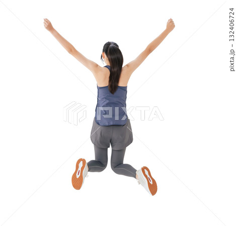 ジャンプするスポーツウェアの女性の後ろ姿　手作業で精密に切り抜いた背景透過全身写真PNG 132406724
