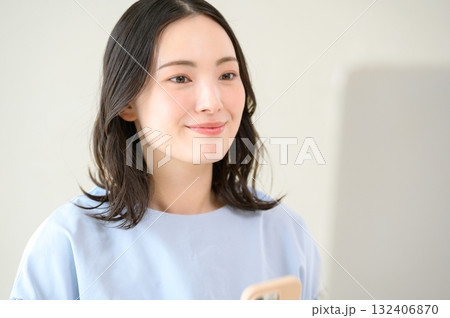 スマホを操作する女性 スマホを操作する女性 132406870