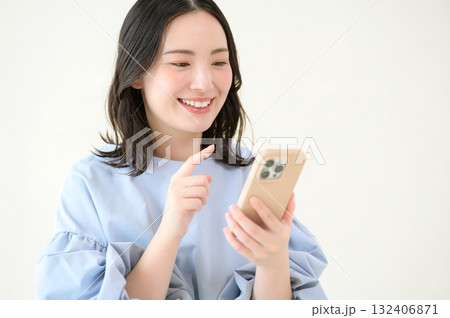 スマホを操作する女性 スマホを操作する女性 132406871