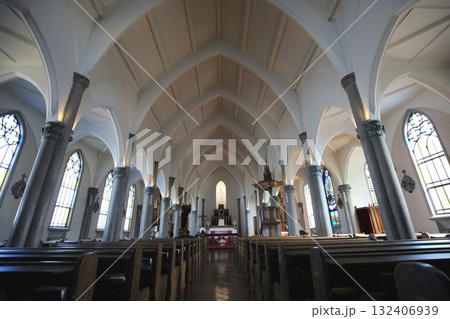 開港後最初のカトリック教会であるカトリック山手教会の内部 132406939