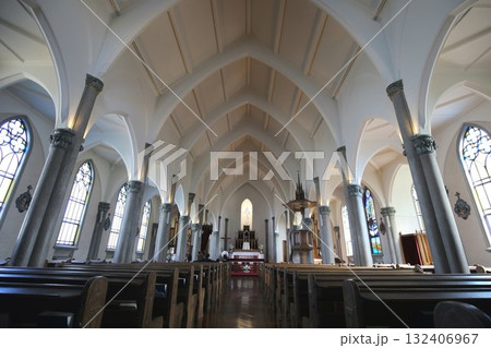 開港後最初のカトリック教会であるカトリック山手教会の内部 132406967